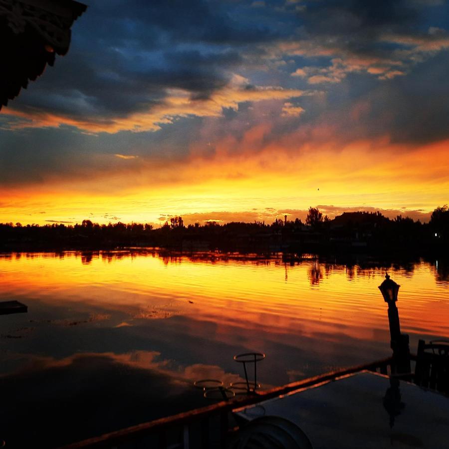 Chicago Group Of Houseboats Hotel Srīnagar Екстериор снимка